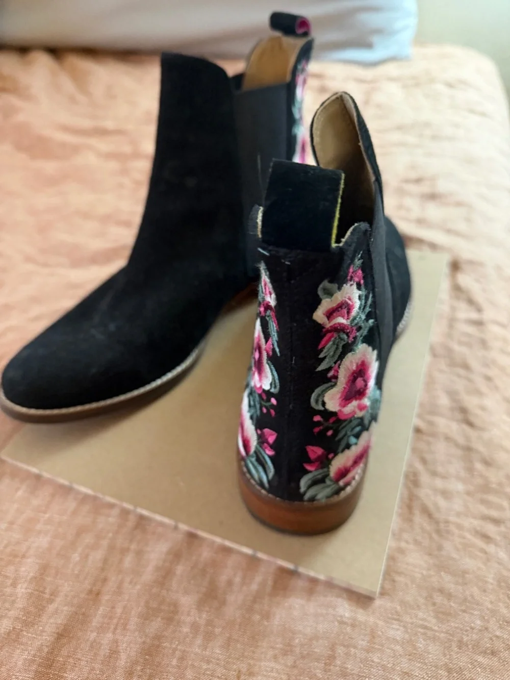 Joules Westbourne Floral Embroidered Back Chelsea Boot Black - Size 8
